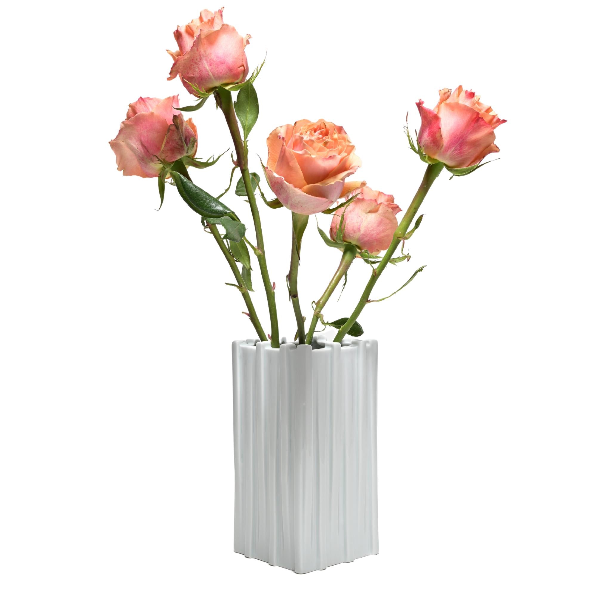 Vase Stem aus weißem Porzellan mit markanten vertikalen Streben - handgefertigt Made in German