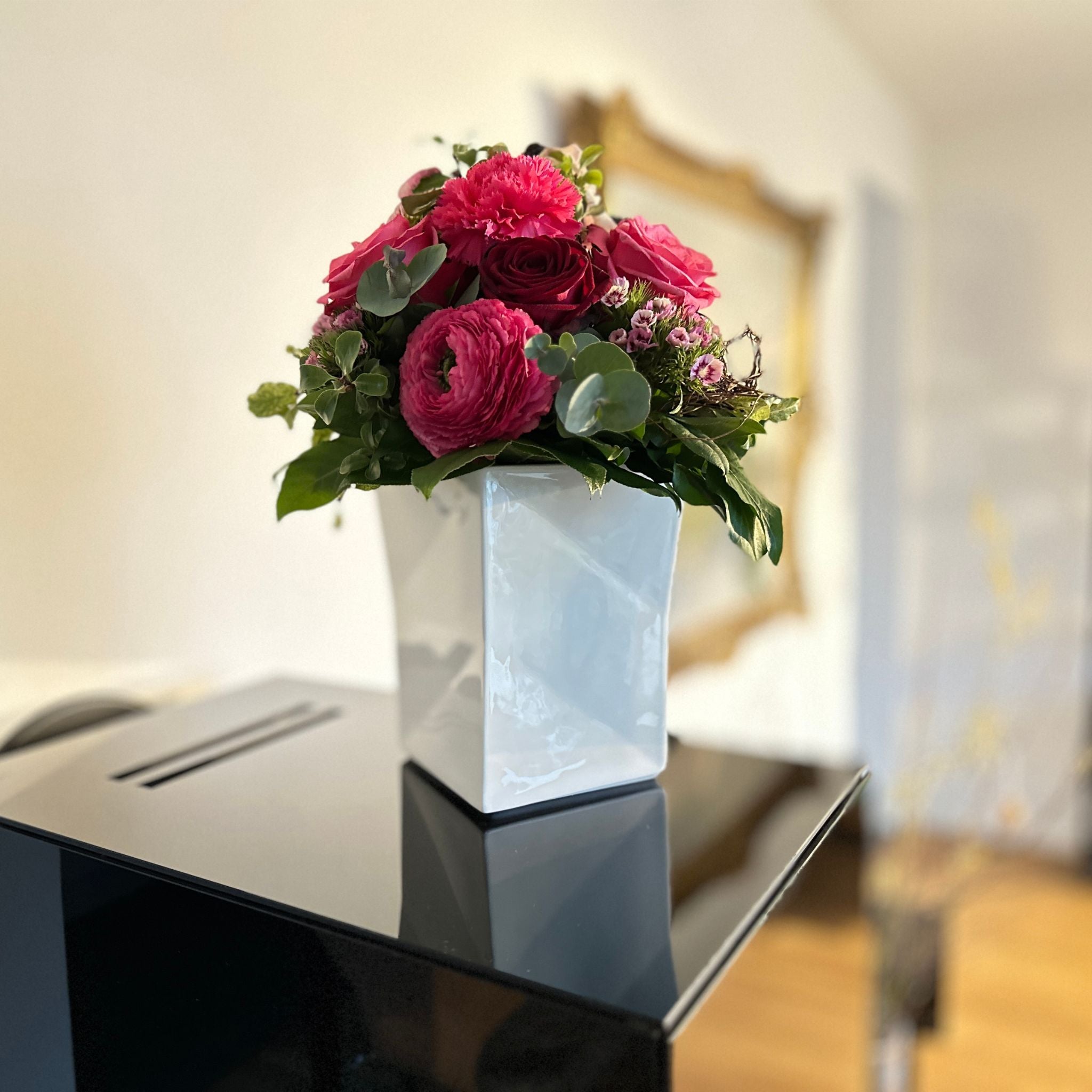 Nahaufnahme der handgefertigten Porzellan-Oberfläche der Vase Morph