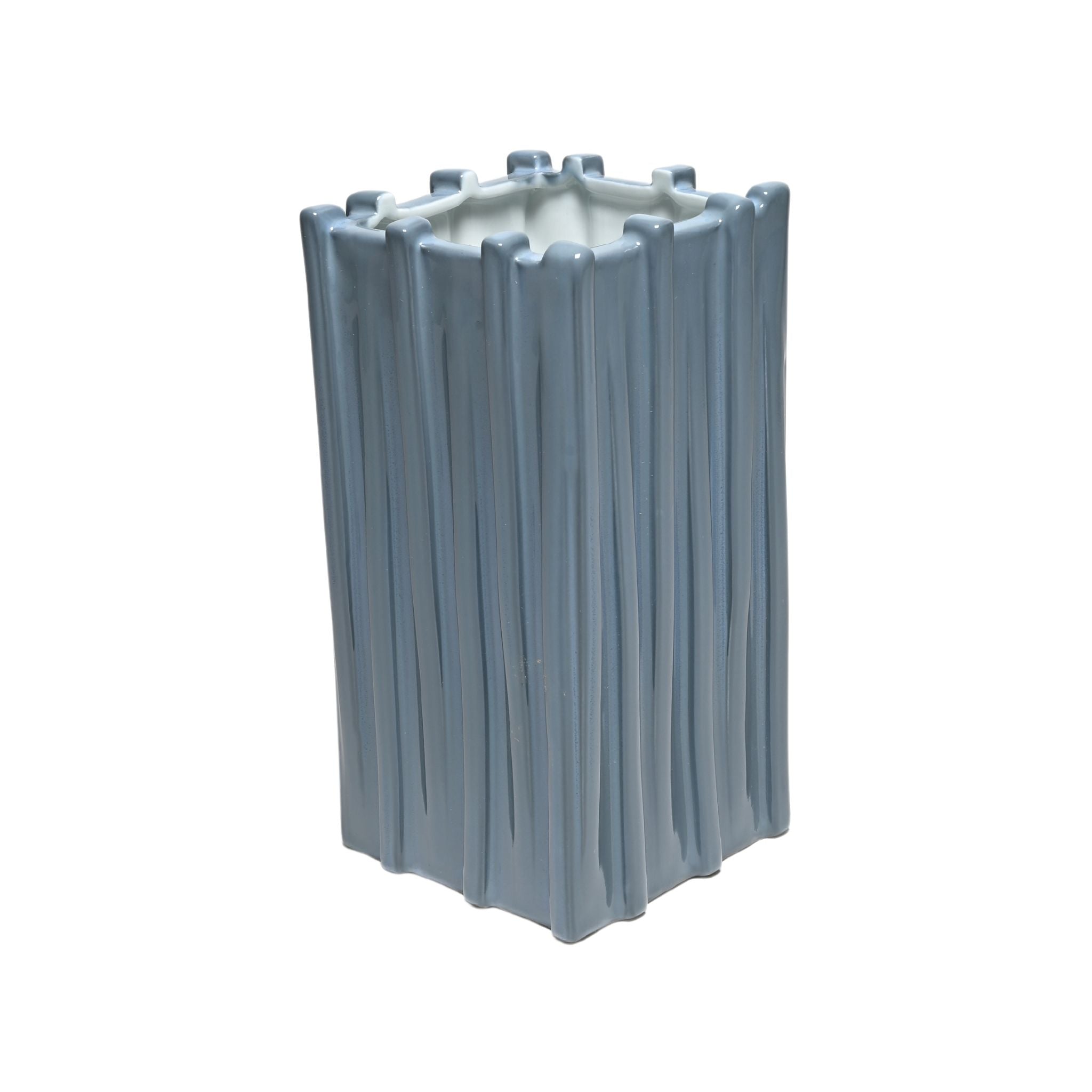 Nahaufnahme der vertikalen Streben-Struktur der Vase Stem in elegantem Grau