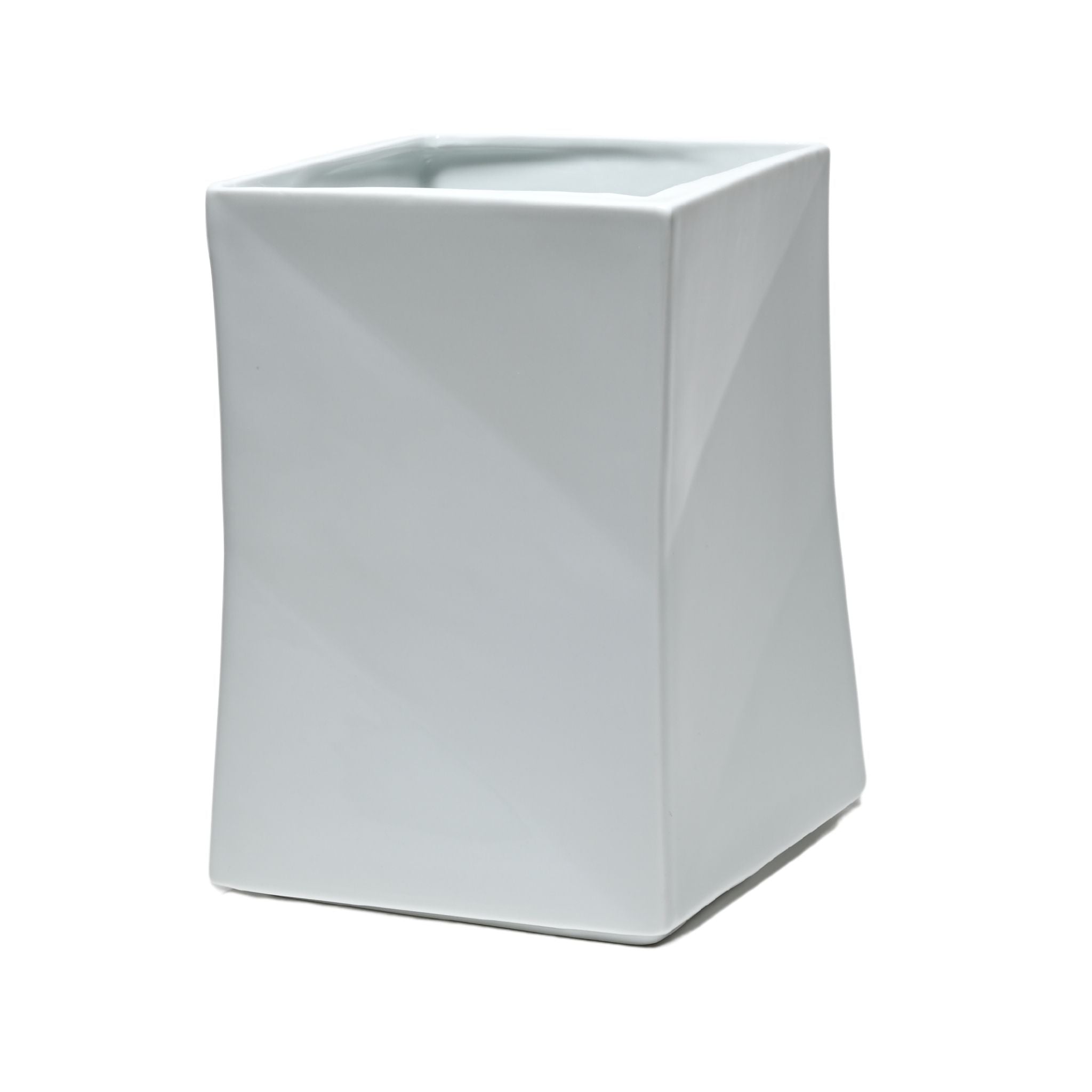 Vase Morph in Weiß dekoriert mit frischen Blumen als Wohnaccessoir