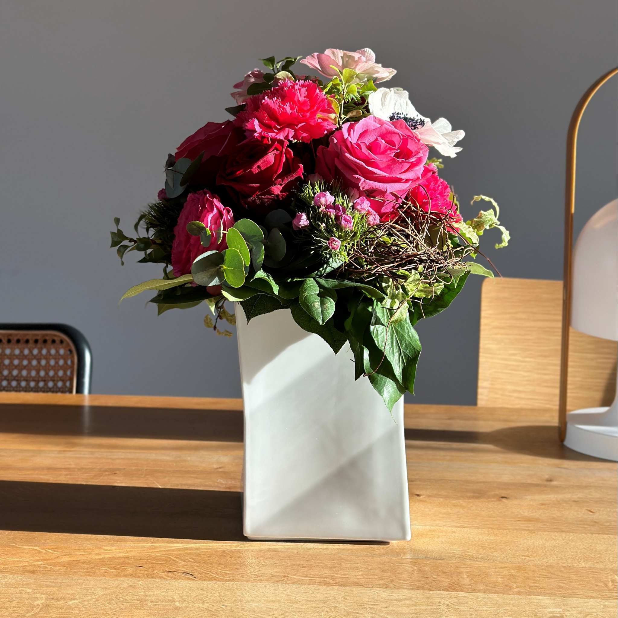 Vase Morph aus weißem Porzellan - handgefertigte Skulptur Made in Germany