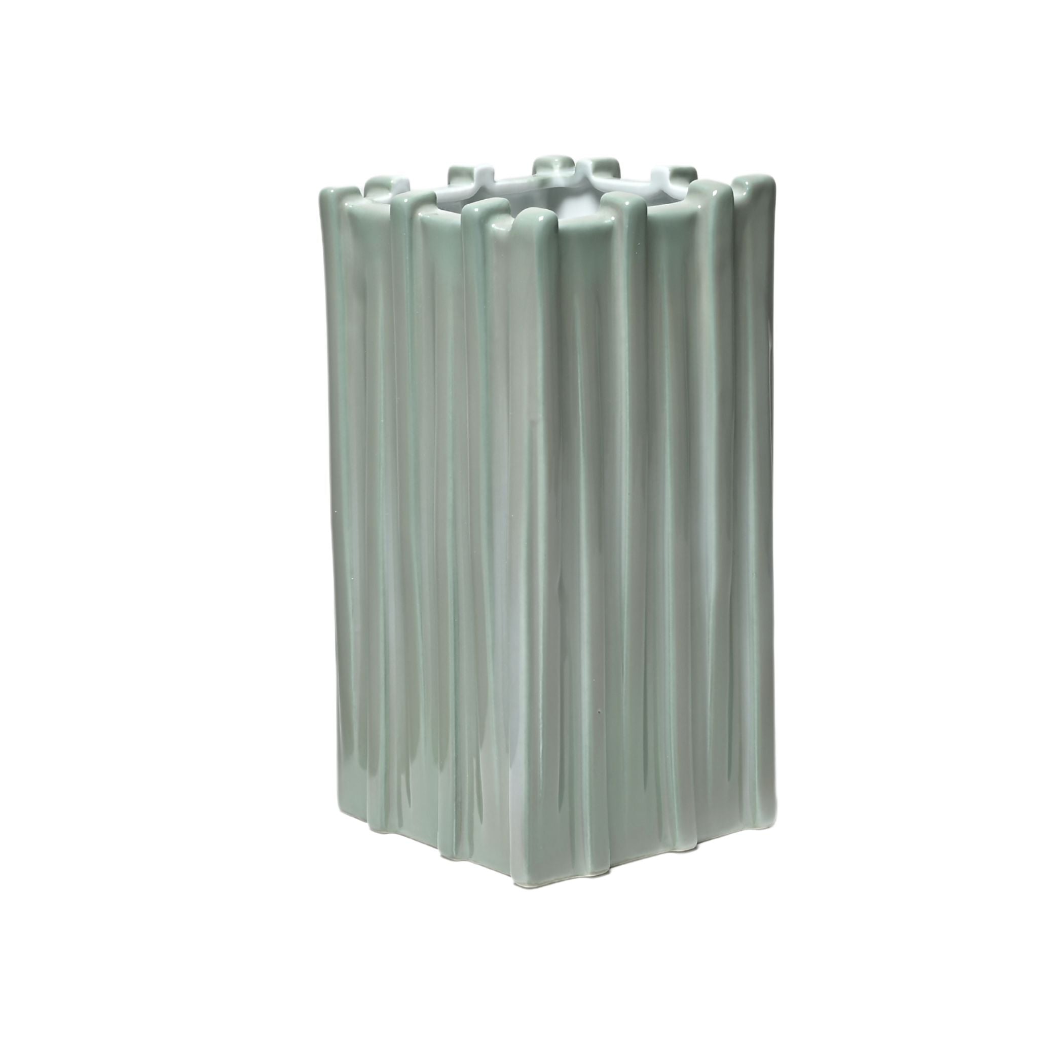 Nahaufnahme der vertikalen Streben-Struktur der Vase Stem in natürlichem Grün